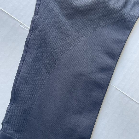 LULULEMON IN THE FLOW Sz 12 Black Crop Seamless Ribbed Textured Yoga Leggings - Picture 9 of 10
